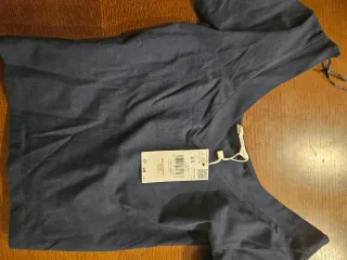 Camiseta azul con número 16