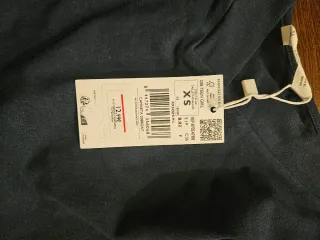 Camiseta azul con número 16