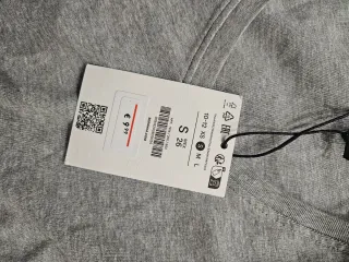 Camiseta azul con número 16