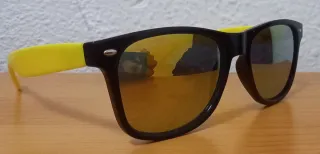 Gafas de sol negras y amarillas