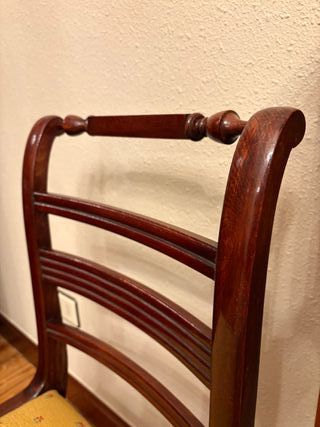 Mesa de comedor extensible madera con 6 sillas.