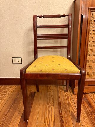 Mesa de comedor extensible madera con 6 sillas.