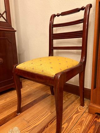 Mesa de comedor extensible madera con 6 sillas.