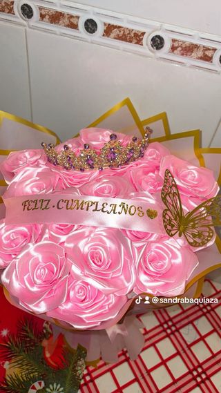 Ramo de rosas eternas decorado