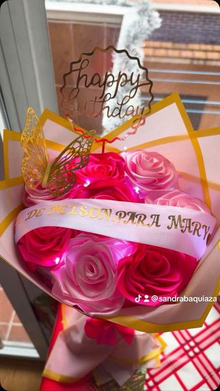 Ramo de rosas eternas decorado