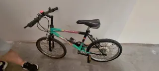 Bicicleta BMX infantil