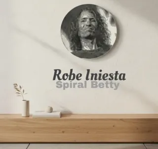 Imagen 3D en espiral de Robe Iniesta efecto vinilo
