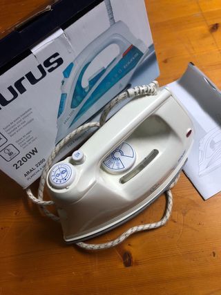 Plancha de vapor Taurus ARAL 2200