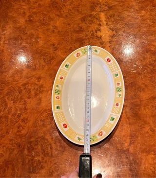 Plato alargado decorado con verduras