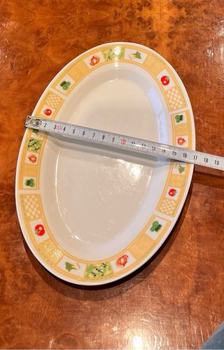 Plato alargado decorado con verduras