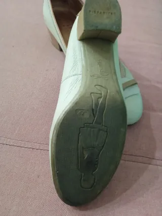 Zapatos planos beige con lazo