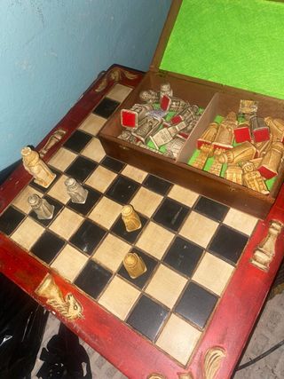 Ajedrez de madera pintado a mano