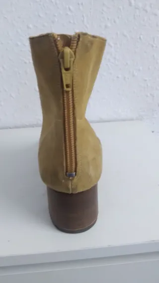 Botines de ante tacón madera