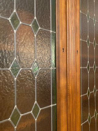 Credenza in legno massello e vetro piombato