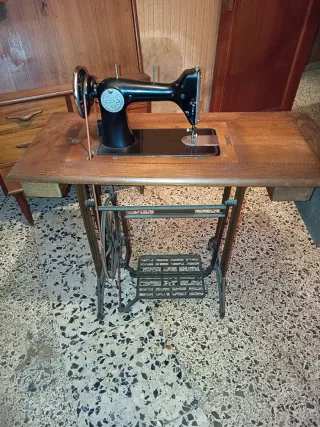 Máquina de coser antigua Corona
