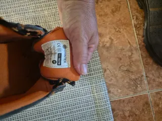 Zapatos de seguridad grises y naranjas