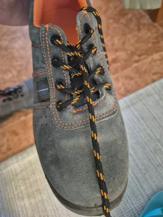 Zapatos de seguridad grises y naranjas
