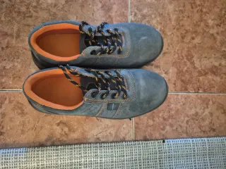 Zapatos de seguridad grises y naranjas