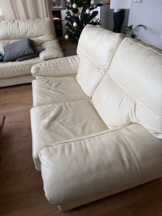 Sofá de piel beige