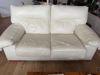 Sofá de piel beige