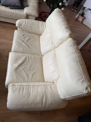 Sofá de piel beige