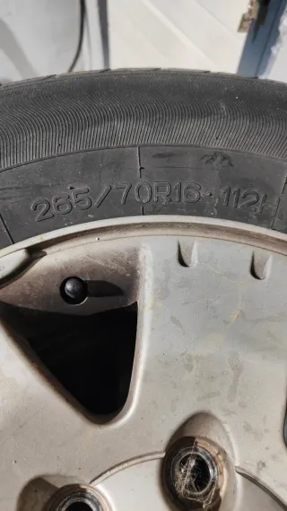 4 neumáticos + llantas Mitsubishi Montero DiD V60