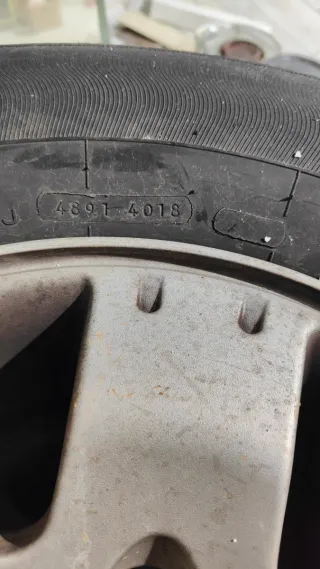 4 neumáticos + llantas Mitsubishi Montero DiD V60