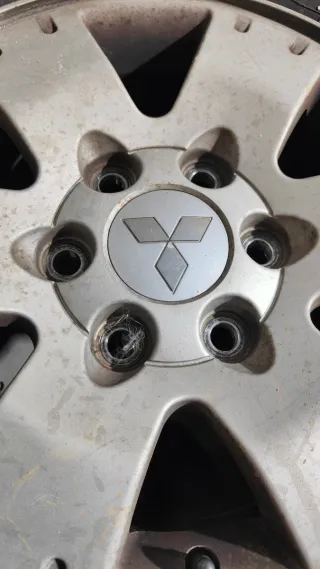 4 neumáticos + llantas Mitsubishi Montero DiD V60