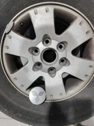 4 neumáticos + llantas Mitsubishi Montero DiD V60