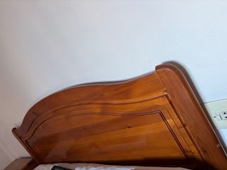 Cabecero de madera marrón