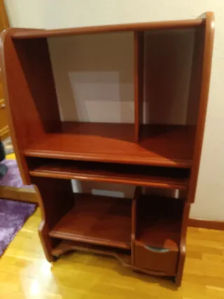 Escritorio de madera marrón