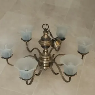 Lámpara de techo dorada con tulipas de cristal