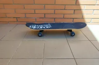 Monopatín Negro con Diseño Blanco