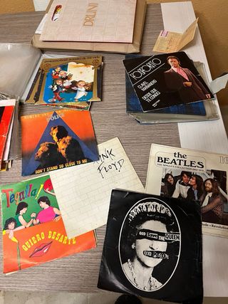 Vinilos Beatles y Sex Pistols...