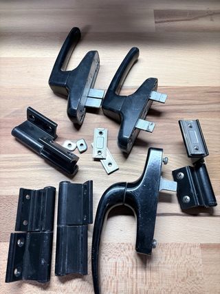 Manillas y bisagras para ventana