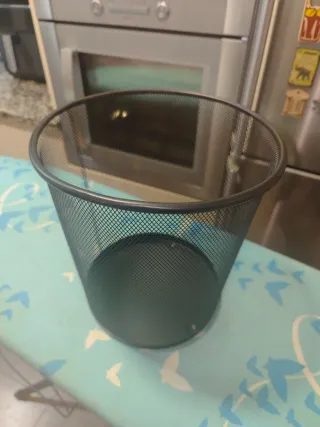 Papelera de metal negra