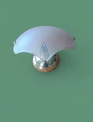 Lámpara de techo dorada y blanca