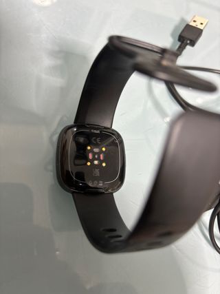 Fitbit Versa 4 Negro + Cargador