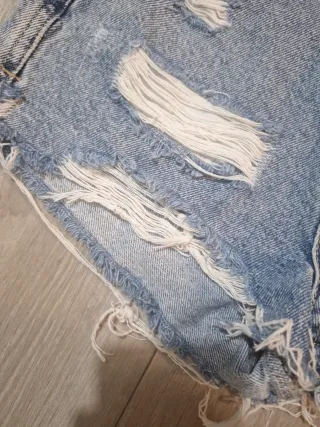 Pantalones cortos vaqueros rotos