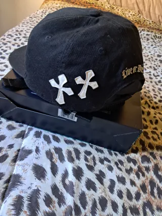 Cappello nero con scritte bianche