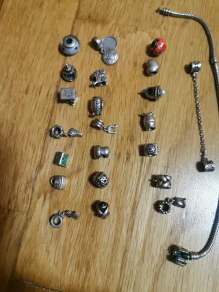 Pulsera Pandora con varios charms