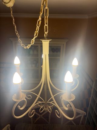 Lámpara de techo dorada y blanca