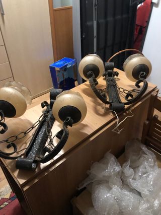 Dos apliques antiguos de metal y cristal