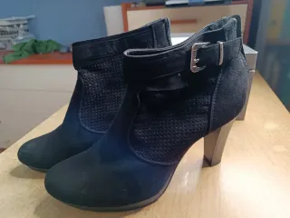 Stivaletti neri traforati con fibbia