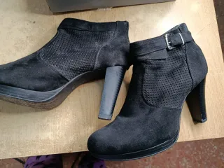 Stivaletti neri traforati con fibbia