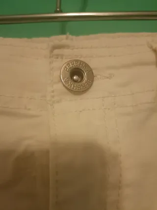 Minifalda Cargo blanca de Bershka.