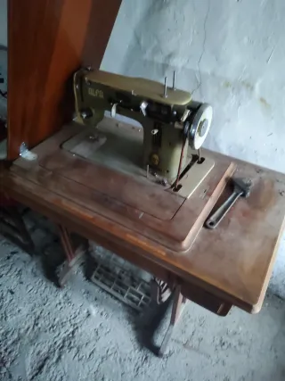 Máquina de coser Alfa antigua