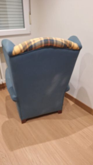 Sillón azul con estampado tartán
