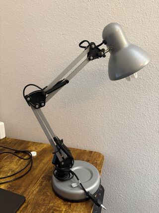 Lámpara de escritorio ajustable plateada