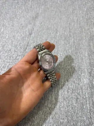 Reloj SeikoMod de acero con dial rosa claro
